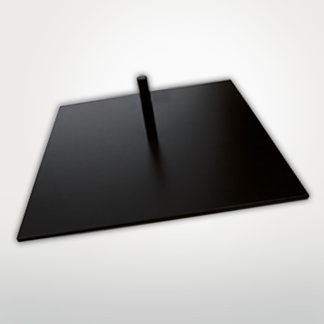 Schwarze quadratische Metallbodenplatte mit mittig befestigtem Bolzen