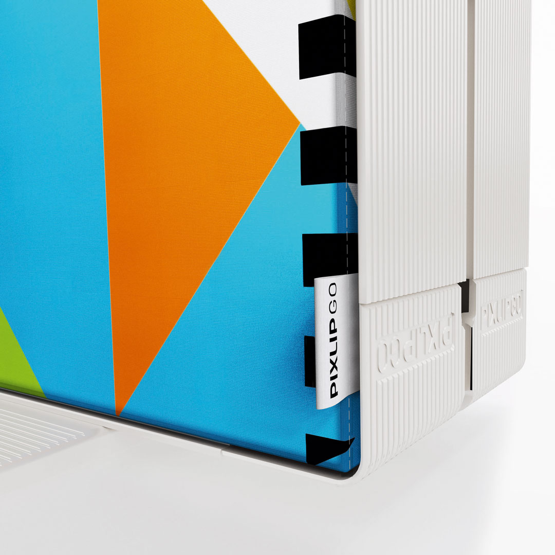 Nahaufnahme einer Ecke eines GO Lightbox-Displays mit Spannmechanismus, bedruckter Bespannung und einem Etikett mit der Aufschrift „Pixlip Go“