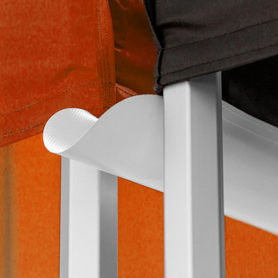 Regenrinne zwischen einem schwarzen und einem orangenem Zelt