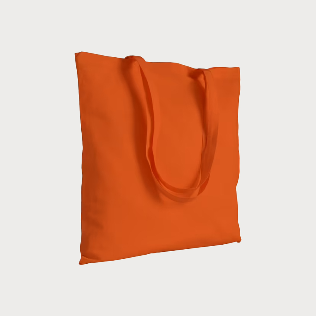 Eine orangene unbedruckte Baumwolltasche mit zwei Henkeln.