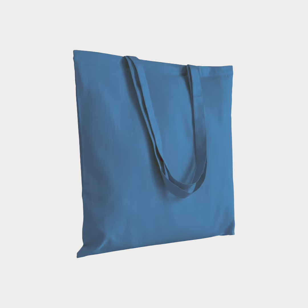 Eine stahlblaue, unbedruckte Baumwolltasche mit zwei Henkeln.