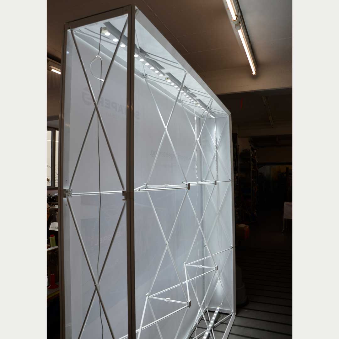 Expo 4.0 PopUp LED Messewand Rückansicht mit sichtbarem Gitterrahmen und LED-Beleuchtung