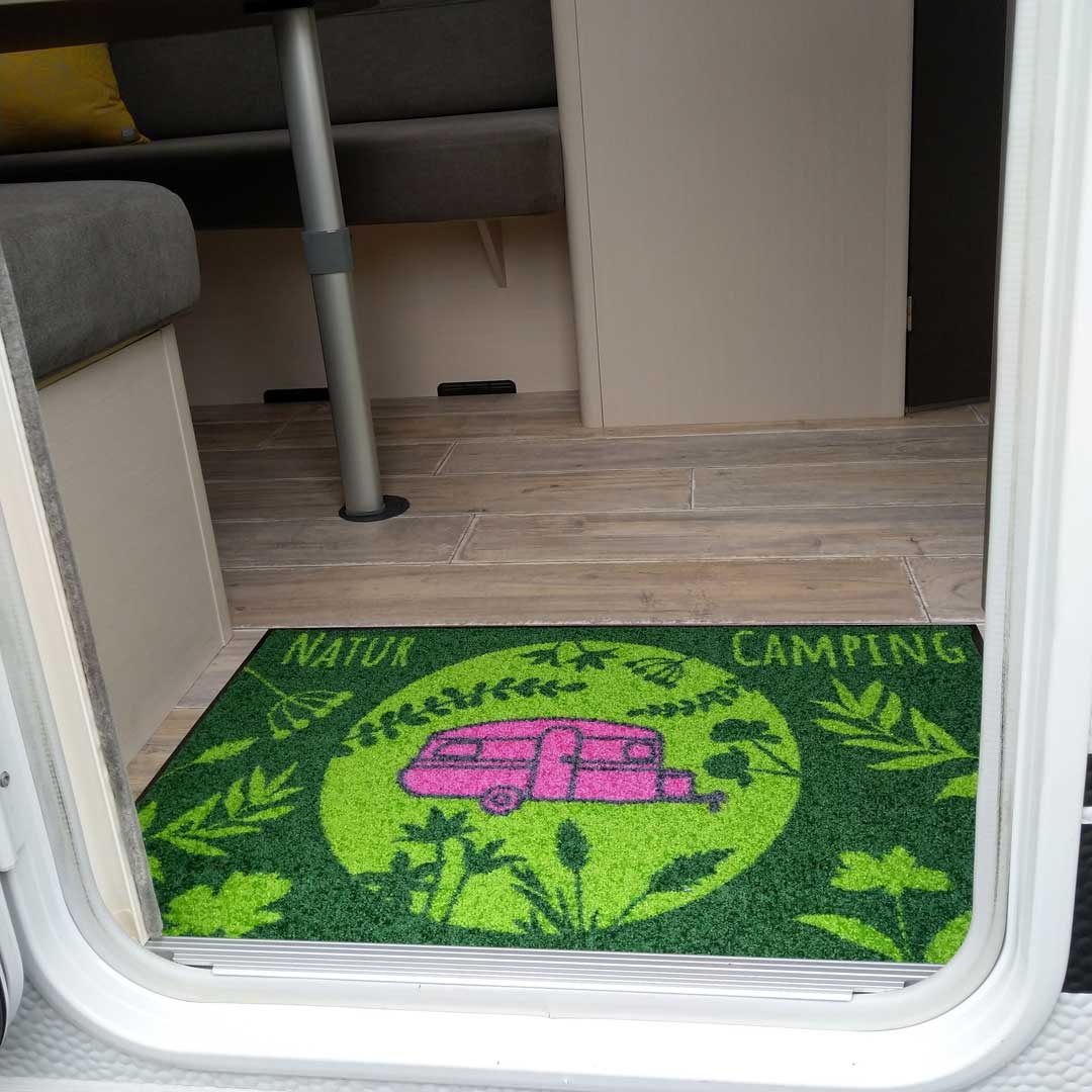 Bedruckte Fußmatte mit Caravanmotiv im Eingang eines Campers