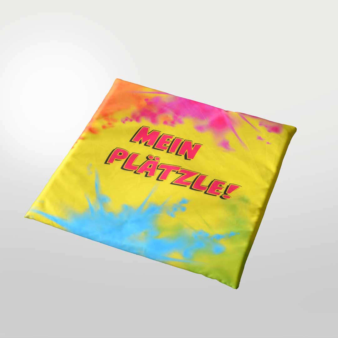 Bedrucktes Kissen mit buntem Motiv und Text