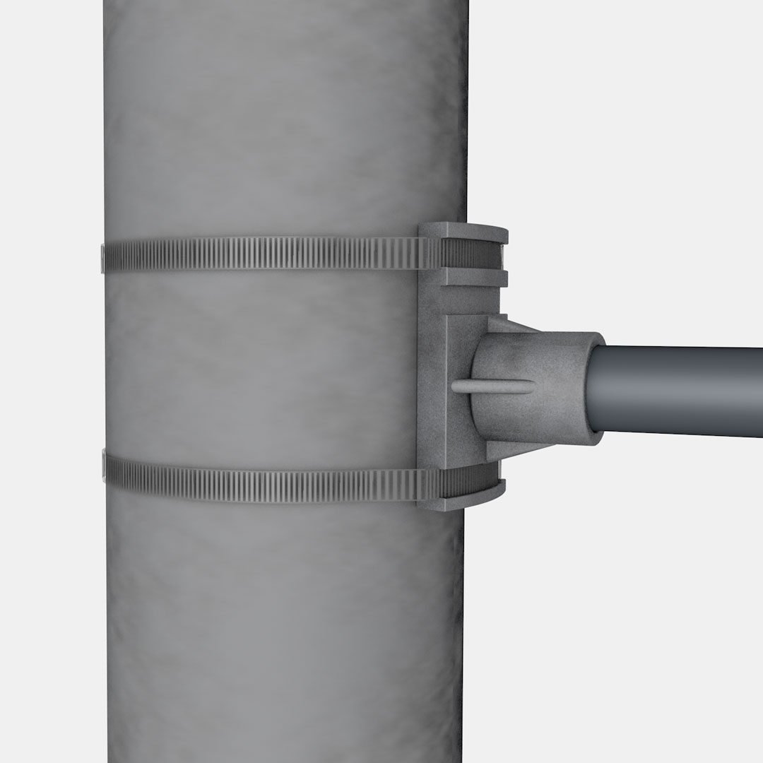 Nahaufnahme der Befestigungsschelle mit seitlichem Haltearm am Mast.