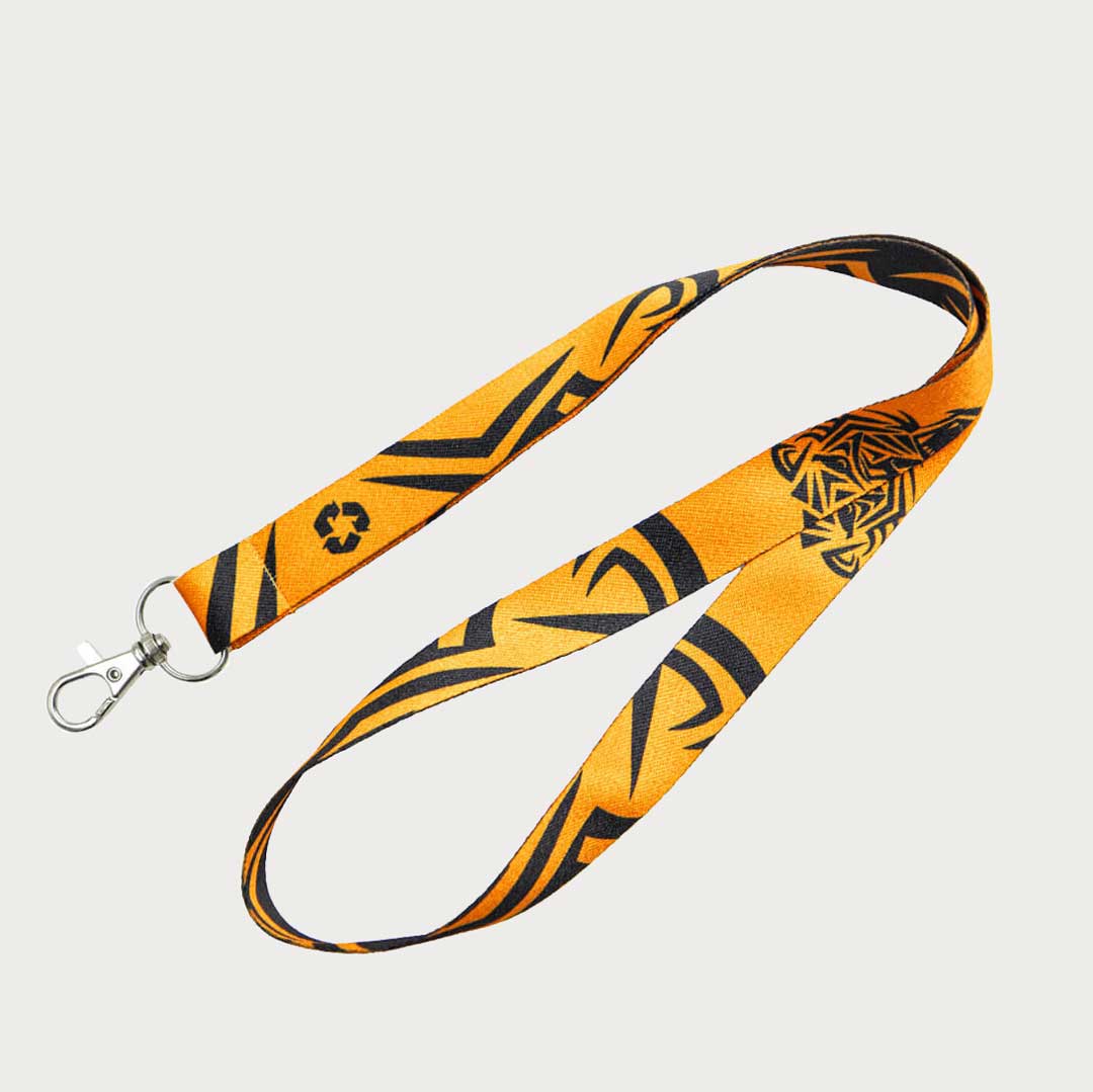 Ein orange-schwarzes Lanyard mit einem Tribal-Muster und einem Karabinerhaken.