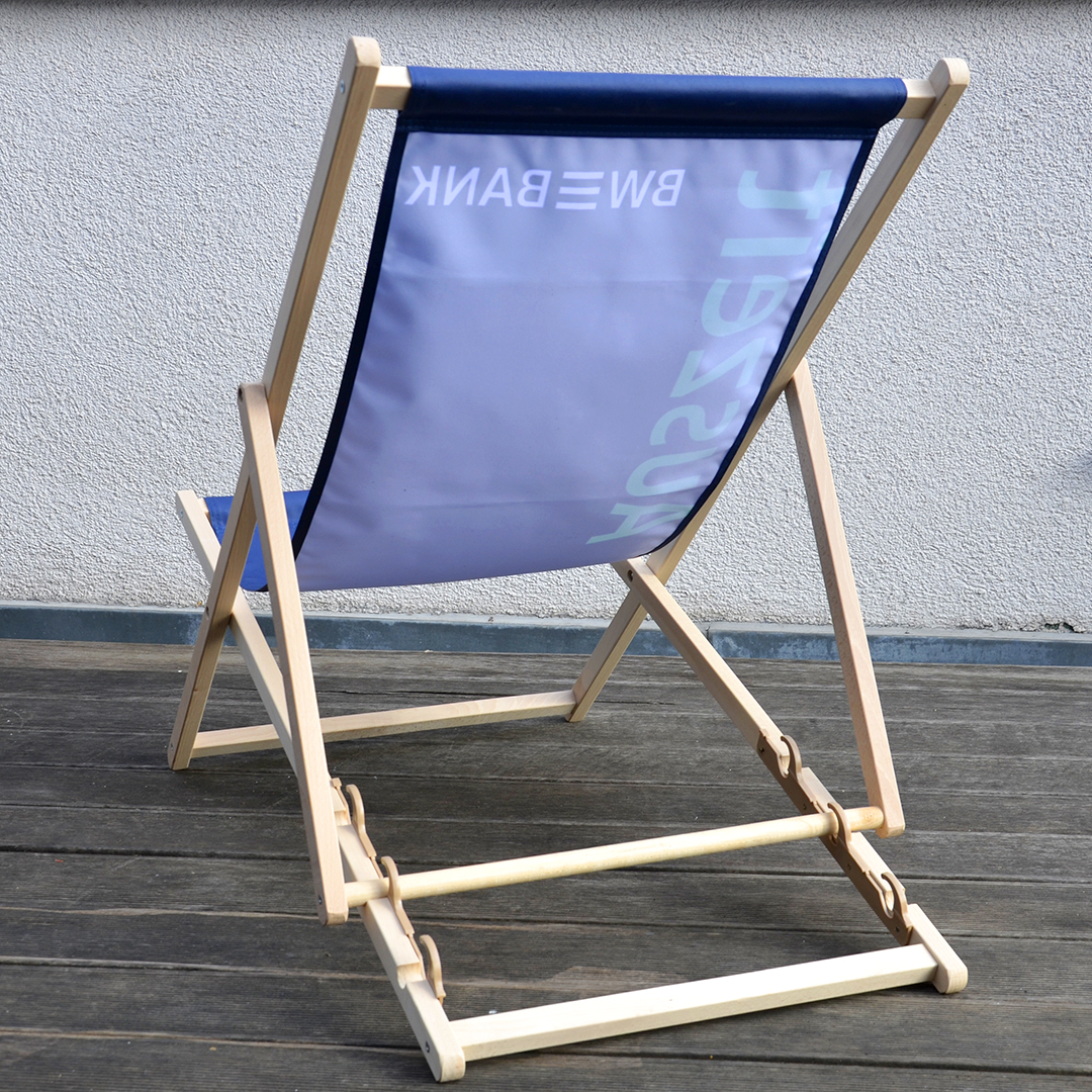 Liegestuhl ohne Armlehne mit dunkelblauer, bedruckter Bespannung und Holzgestell, Rückansicht 