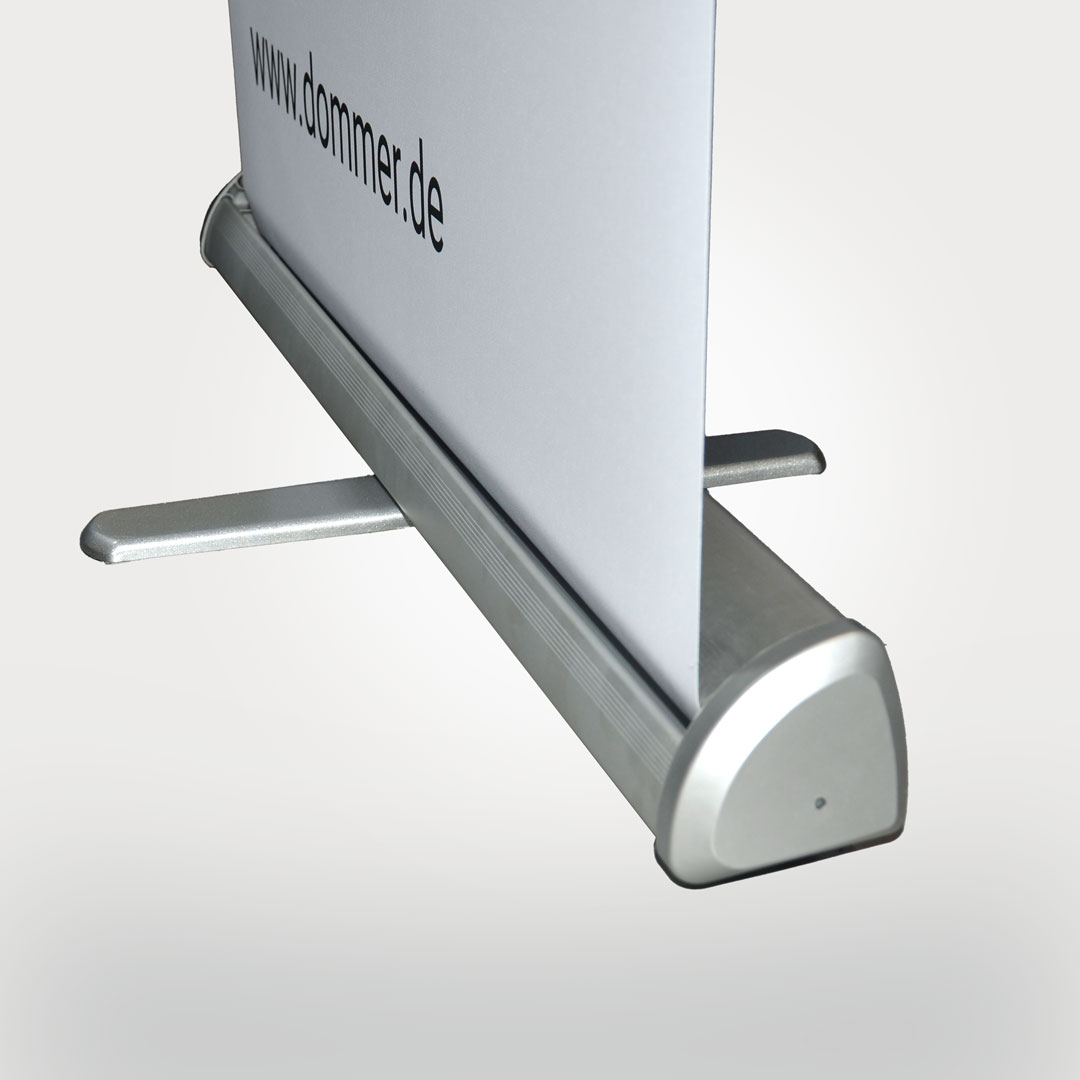 Seitliche Ansicht des dreieckigen Standfußes des RollUps