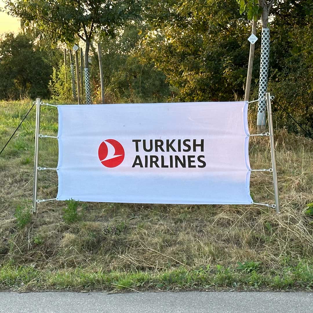 Werbebanner mit farbig bedruckter Bespannung im Grünen