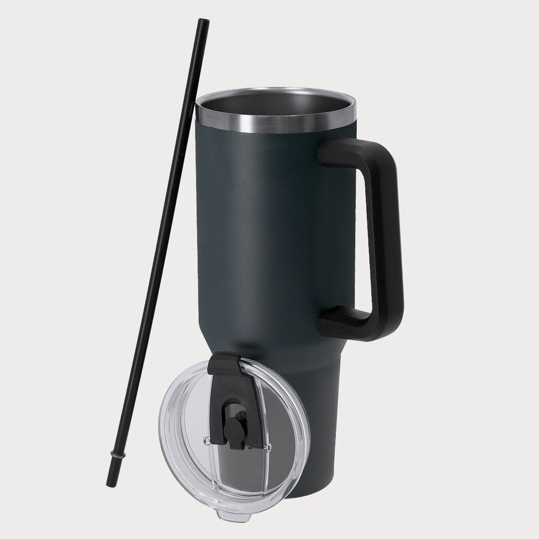Ein dunkelblauer (Navy) Thermobecher mit Henkel, dessen Deckel abgenommen ist und ein schwarzer Trinkhalm daneben liegt.