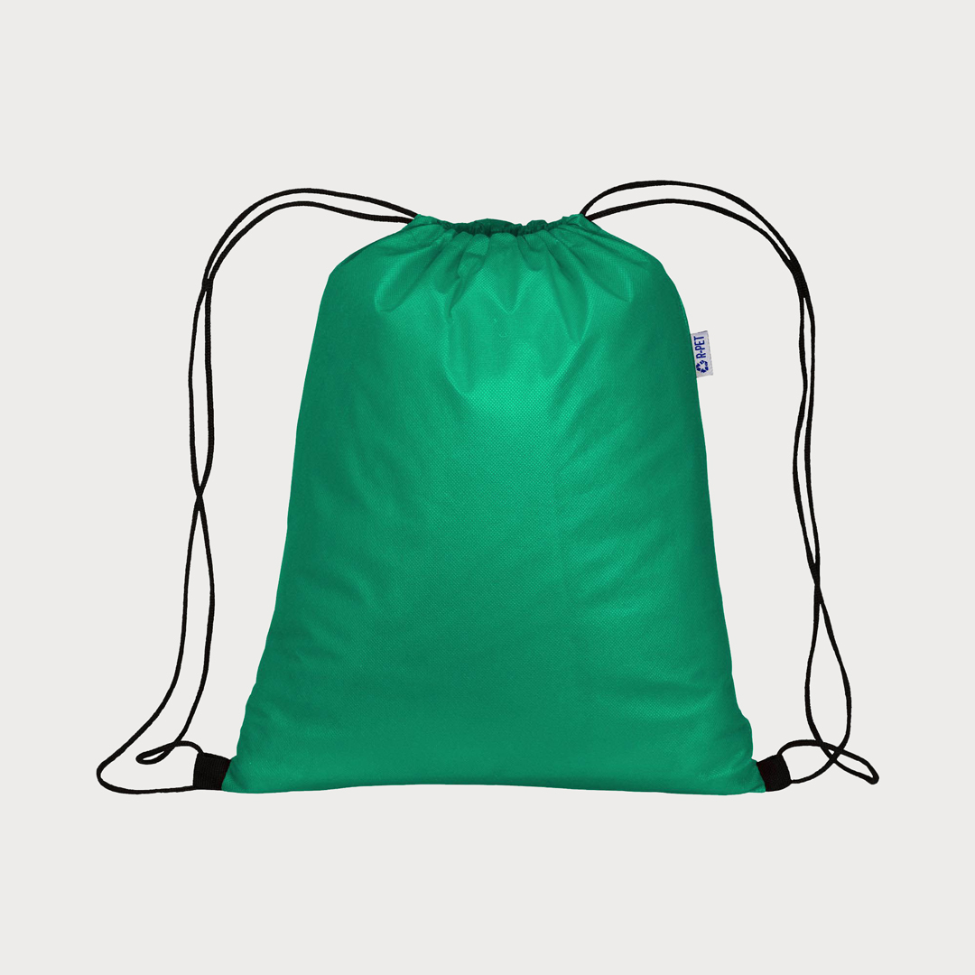 Ein grüner Turnbeutel aus RPET-Material mit schwarzen Zugbändern.