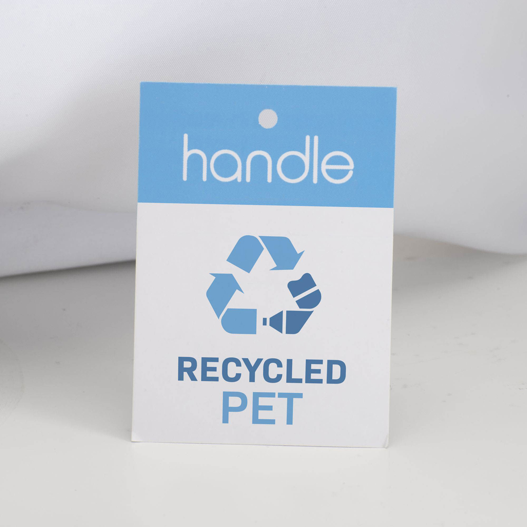 Ein blau-weißes Etikett mit dem internationalen Recyclingsymbol und der Aufschrift "RECYCLED PET".