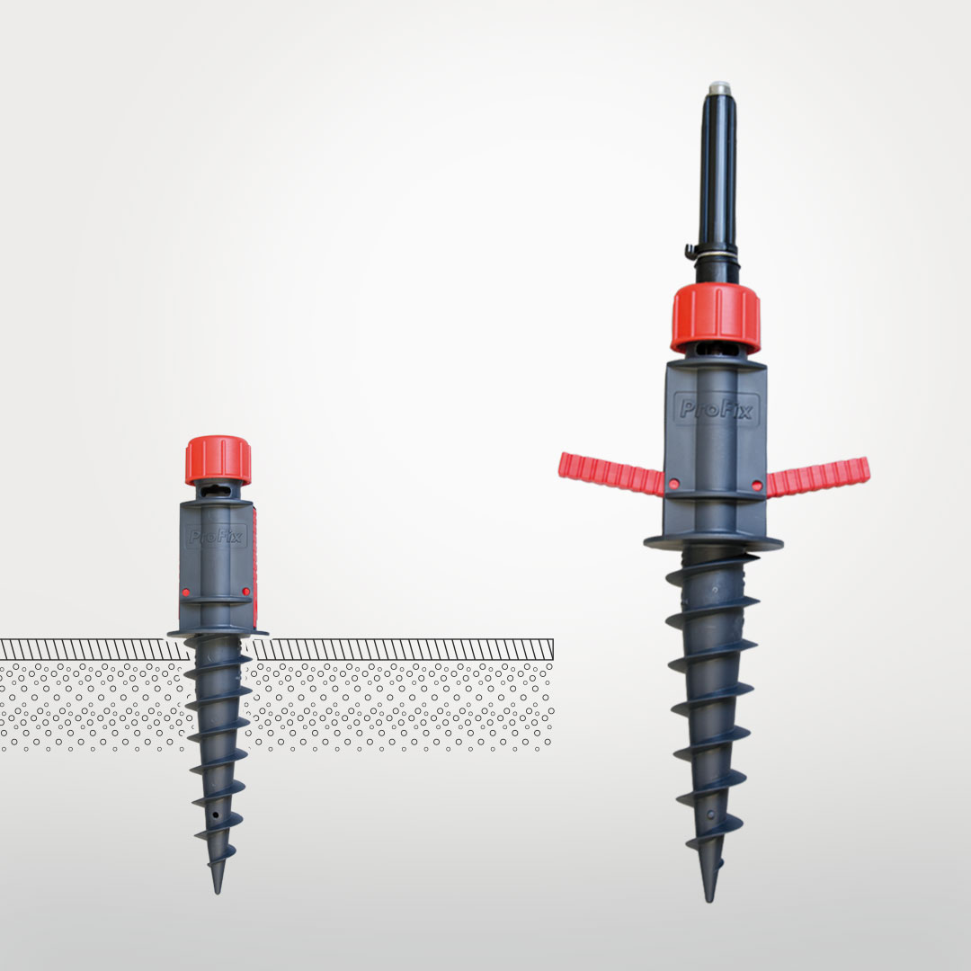 Kunststoff-Bodendübel mit rotem Griff und Spiralgewinde, teils im Boden eingesetzt; daneben Frontalansicht mit Rotator-Adapter oben.