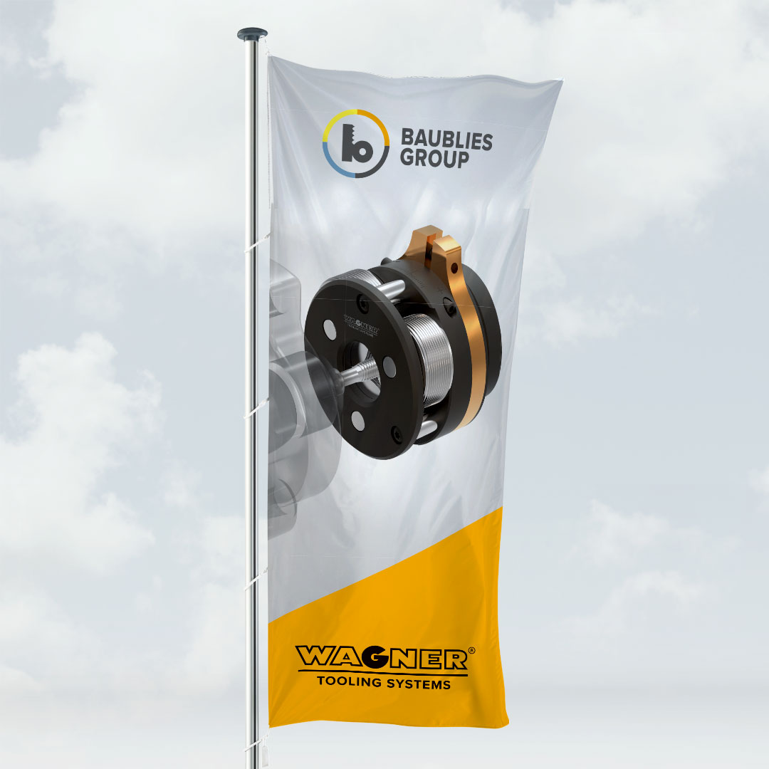 Hochformatfahne an einem zylindrischen Aluminium-Hissmast mit Auslegerarm, doppelt gesäumt und seitlich befestigt.