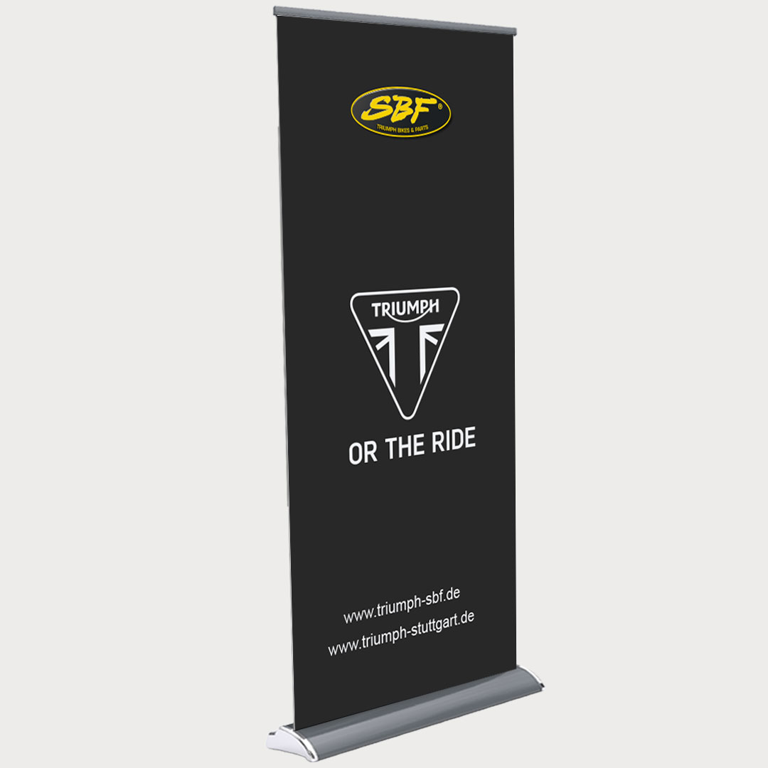 Roll Up Change mit schwarzer bedruckter Bespannung.