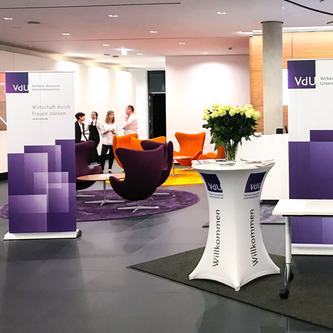 Stehtischhusse mit bedruckter Bespannung  auf einem Messestand